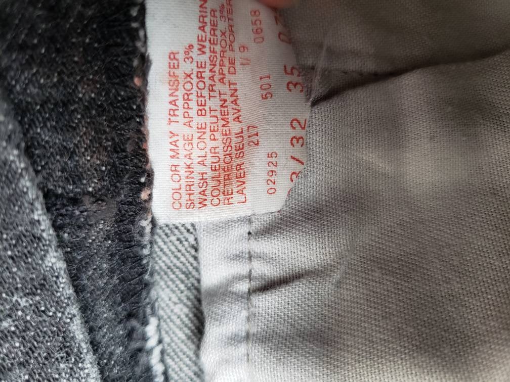 Kingspier Vintage - Classic vintage Levi's 501 button fly.
33"x32"
Excellent condition
Gently broken in.
Black rinse denim.
Made in Canada.