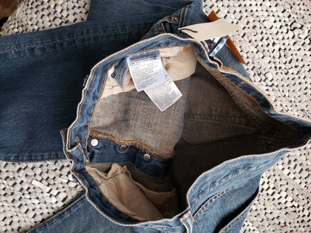 Kingspier Vintage - Classic Levi's 501 button fly.
Made in Mexico. 34"x34"
Very good condition
Slight styled distress fade as pictured.
Gently broken in