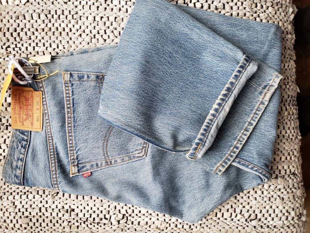 Kingspier Vintage - Classic vintage Levi's 501 button fly.
Made in Canada. 38"x32"
Excellent condition
Gently broken in