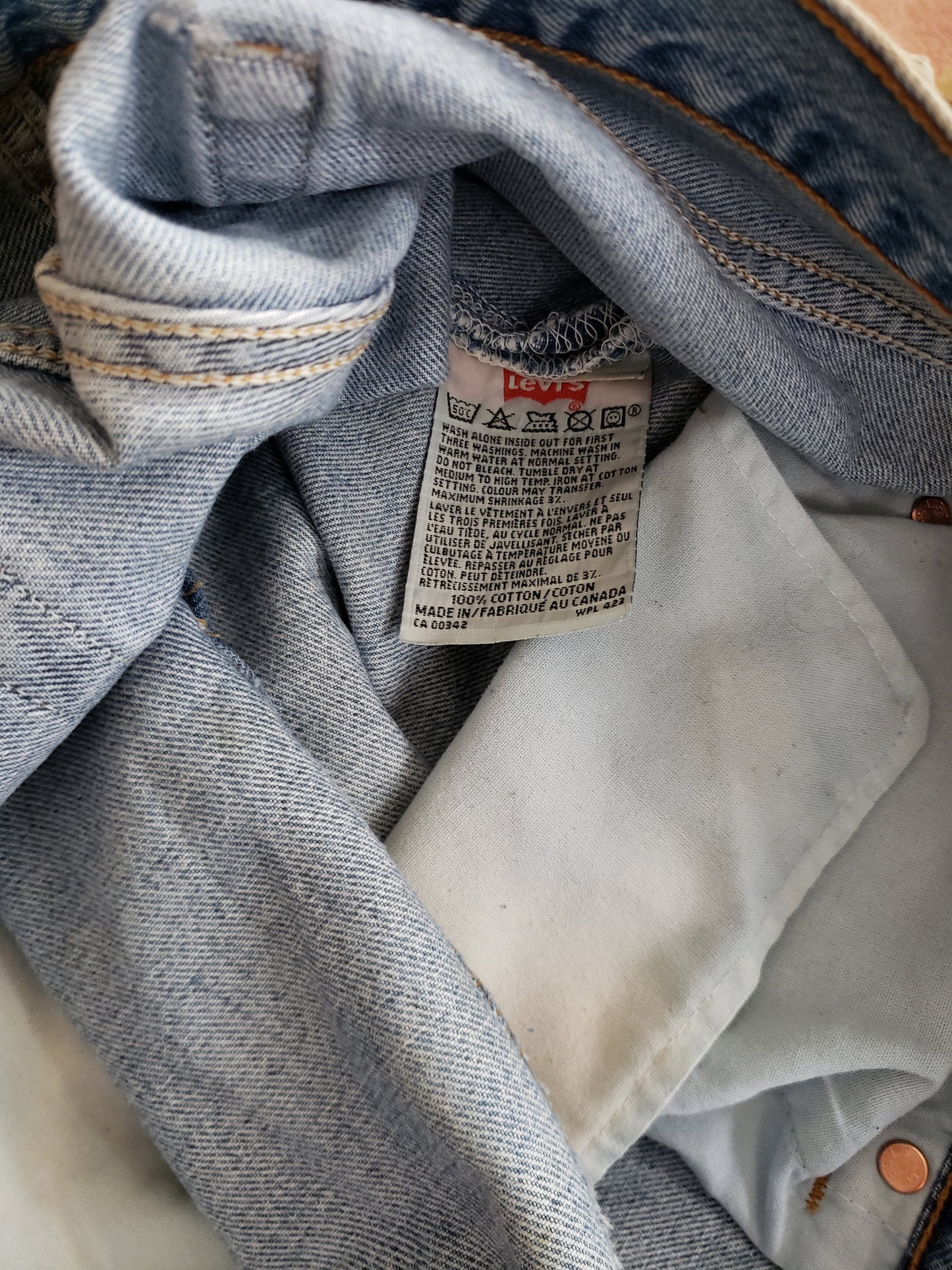 Kingspier Vintage - Classic vintage Levi's 501 button fly.
Made in Canada. 38"x32"
Excellent condition
Gently broken in