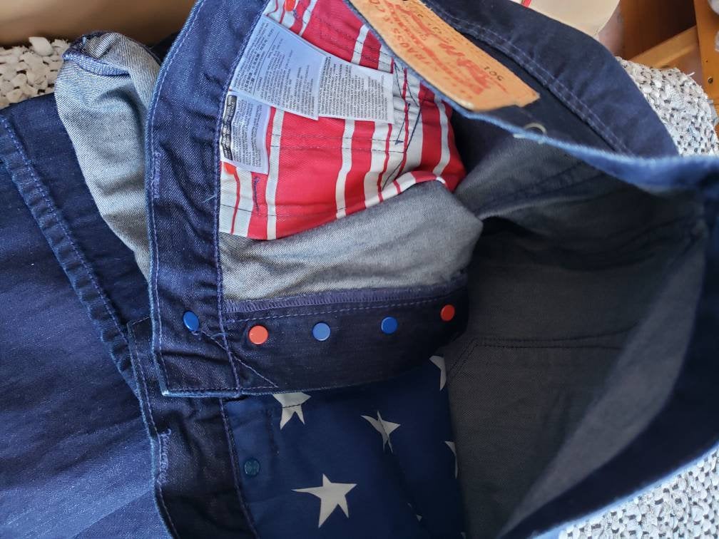 Kingspier Vintage - Special edition classic vintage Levi's 501 button fly w/American flag buttons and pockets.
Leather patch
33"x32"
Made in Turkey.
Deep blue rinse light weight denim.
Excellent condition
As new.