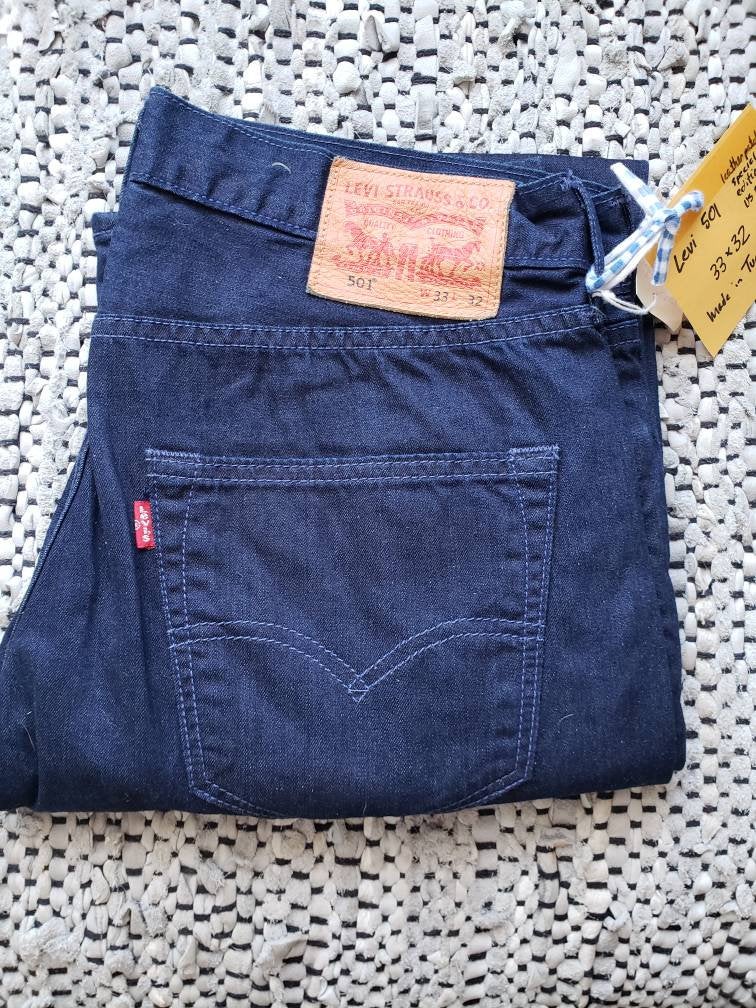 Kingspier Vintage - Special edition classic vintage Levi's 501 button fly w/American flag buttons and pockets.
Leather patch
33"x32"
Made in Turkey.
Deep blue rinse light weight denim.
Excellent condition
As new.