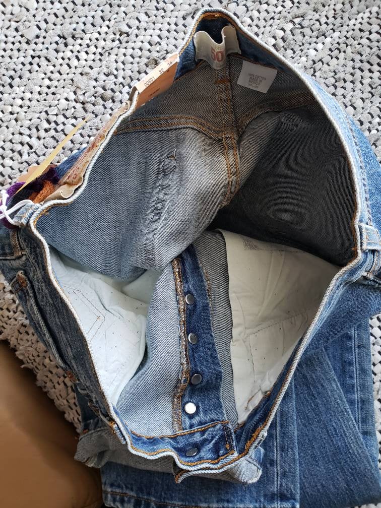 Kingspier Vintage - Classic Levi's 501 button fly. NWT. 
32"x34" 
Made in Mexico
Excellent condition.
Prewashed & preshrunk.