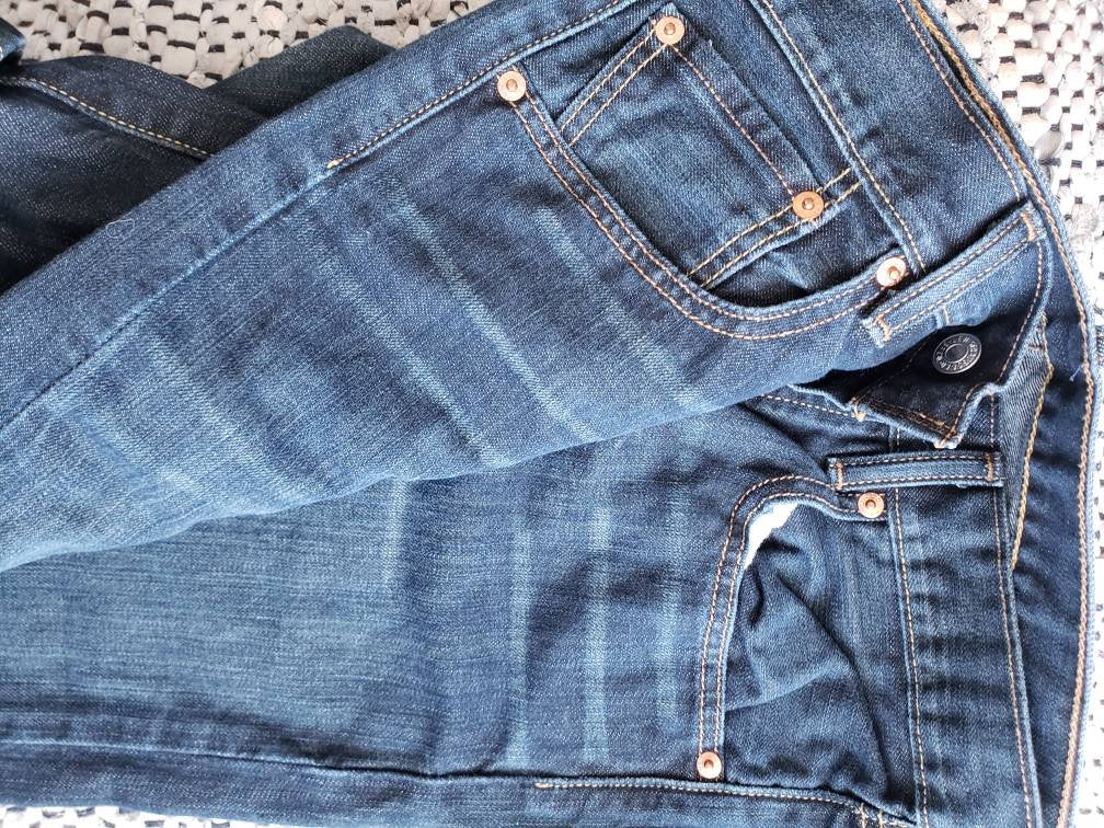 Kingspier Vintage - Classic Levi's 501 button fly, 31"x32", Excellent condition. 
Manufactured fading on front as pictured, Made in Mexico, Gently broken in.