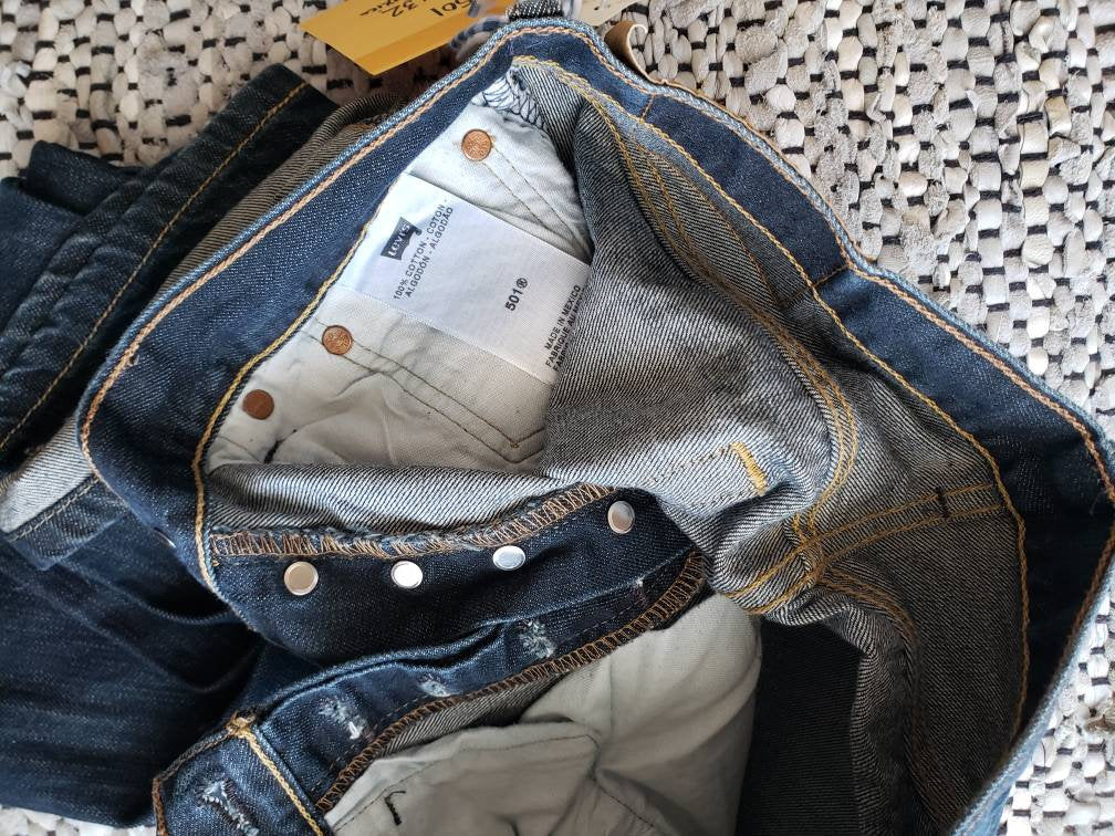 Kingspier Vintage - Classic Levi's 501 button fly, 31"x32", Excellent condition. 
Manufactured fading on front as pictured, Made in Mexico, Gently broken in.