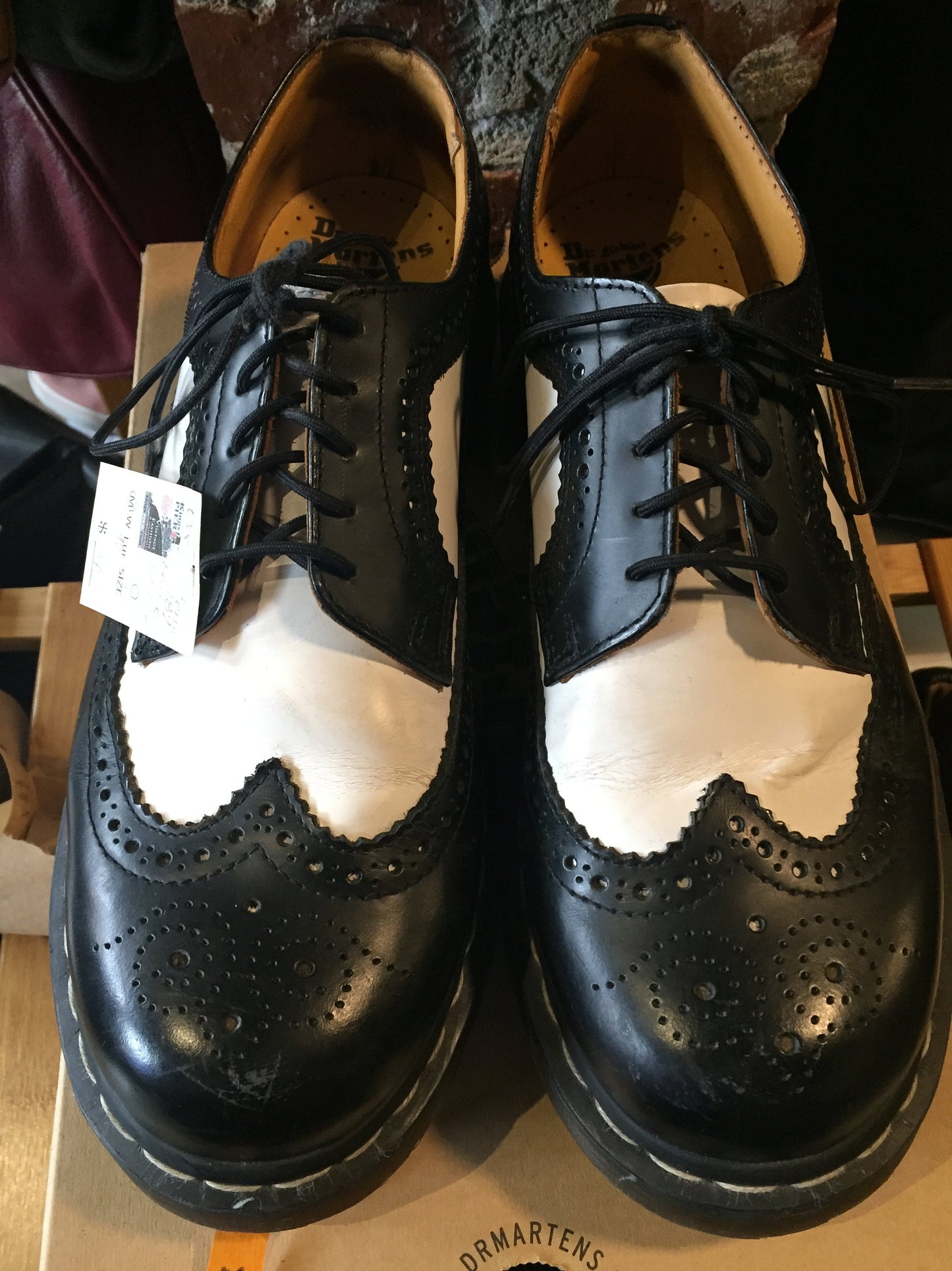 Kingspier Vintage - Ultra sexy Doc Martens (style: 3989) brogue saddle shoes.
Black on white, almost pristine condition.
Size UK 42, US M 9