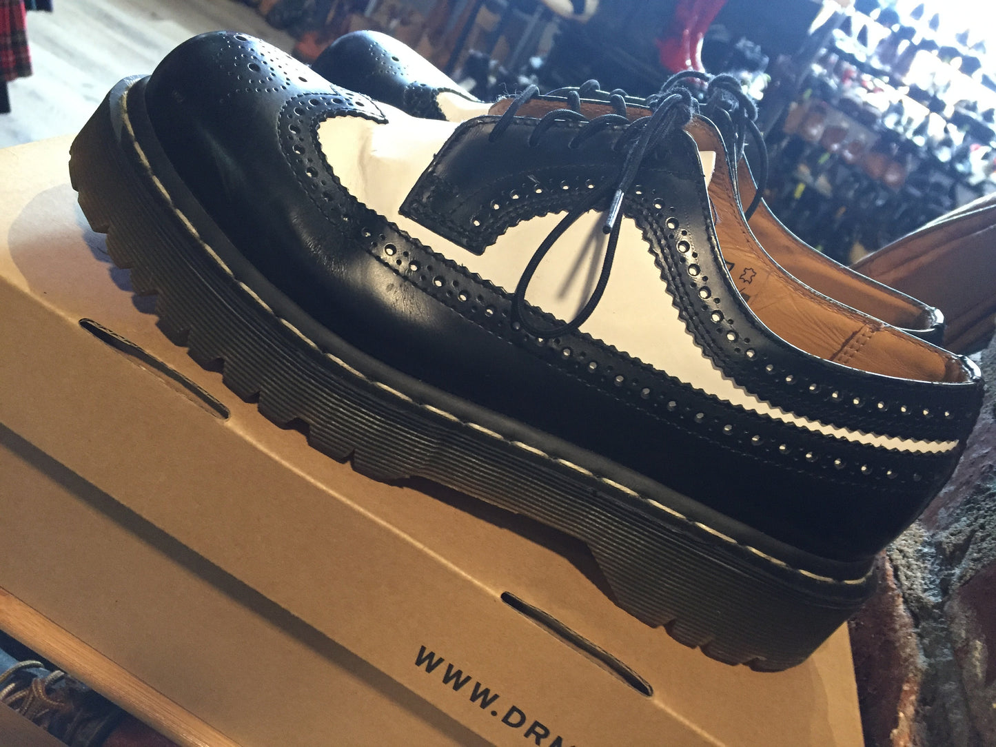 Kingspier Vintage - Ultra sexy Doc Martens (style: 3989) brogue saddle shoes.
Black on white, almost pristine condition.
Size UK 42, US M 9