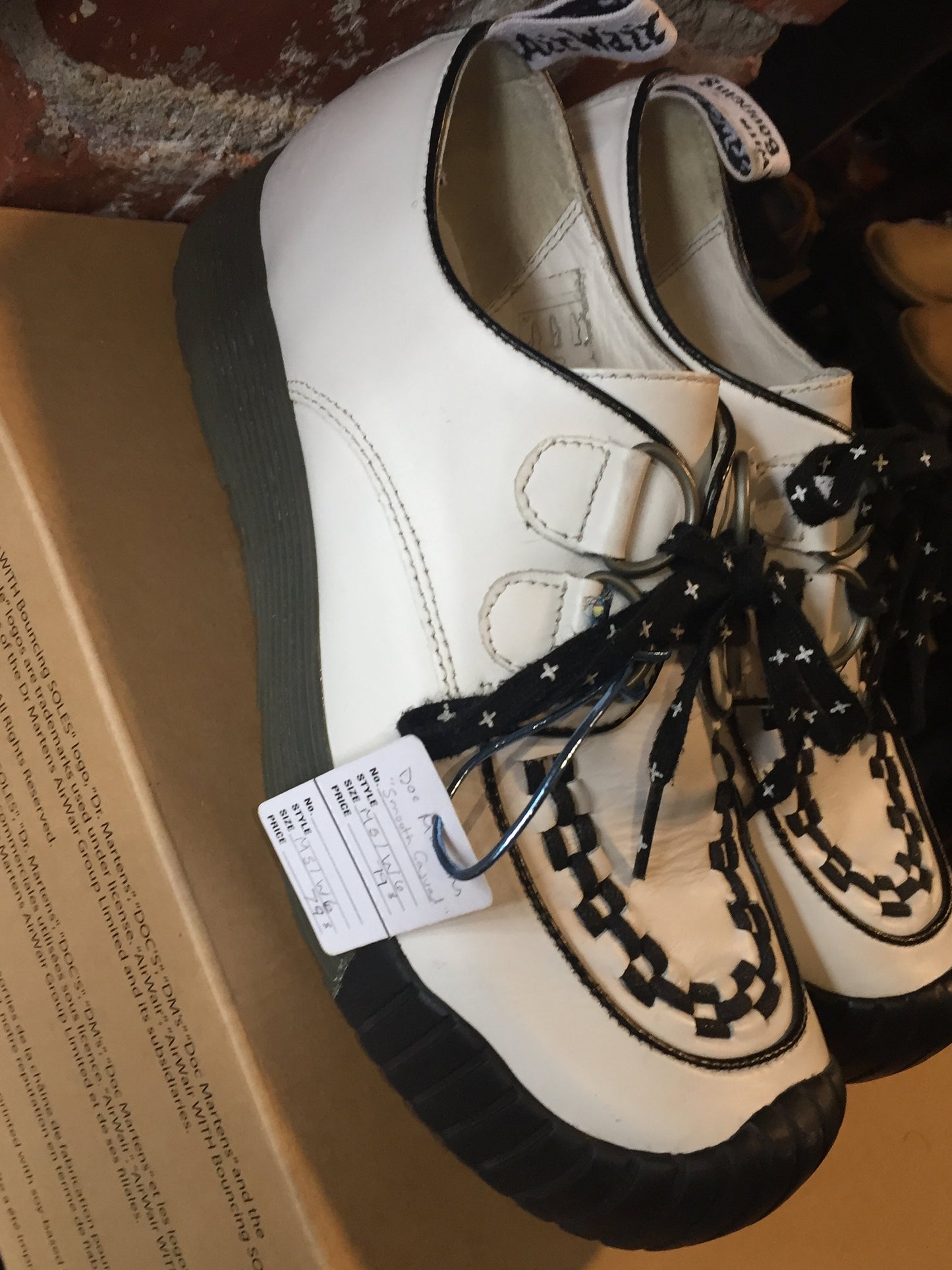 Kingspier Vintage - "Smooth Casual" Doc Martens in a pseudo creeper style with sugar skull interior.
White with black accents.
Excellent condition.
Size US W 6