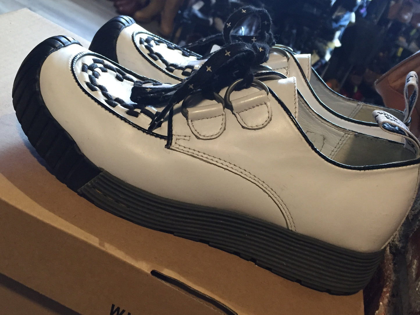 Kingspier Vintage - "Smooth Casual" Doc Martens in a pseudo creeper style with sugar skull interior.
White with black accents.
Excellent condition.
Size US W 6