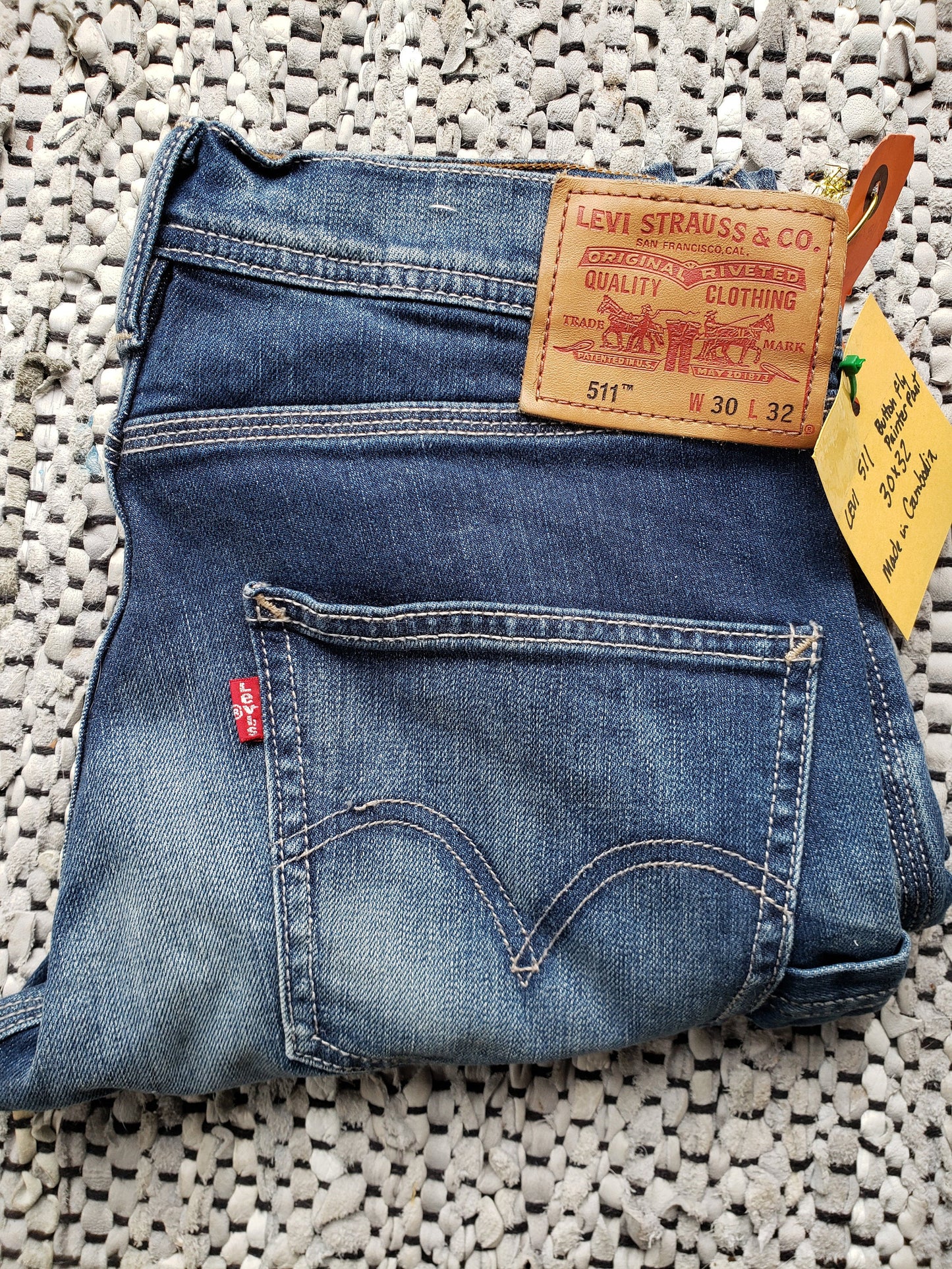 Kingspier Vintage - Levi's 511 straight leg painter pant style with button fly.
34"x34" (measures 32"x31")
Gently broken in. Stylized fading.
Excellent condition.
Made in Cambodia