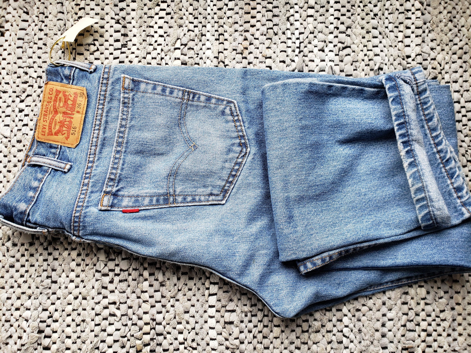 Kingspier Vintage - Classic Levi's 516, 33"x34" MEASURES (35" X 35.5"), Excellent condition, Made in Bangladesh, Excellent condition, Gently broken in.