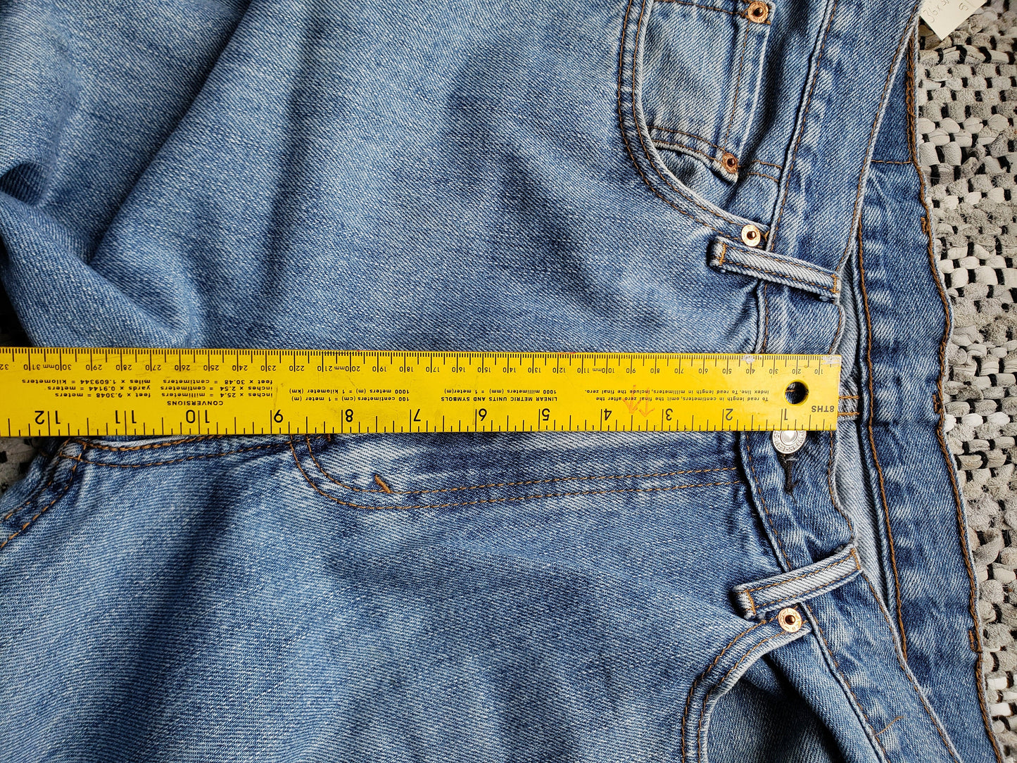 Kingspier Vintage - Classic Levi's 516, 33"x34" MEASURES (35" X 35.5"), Excellent condition, Made in Bangladesh, Excellent condition, Gently broken in.