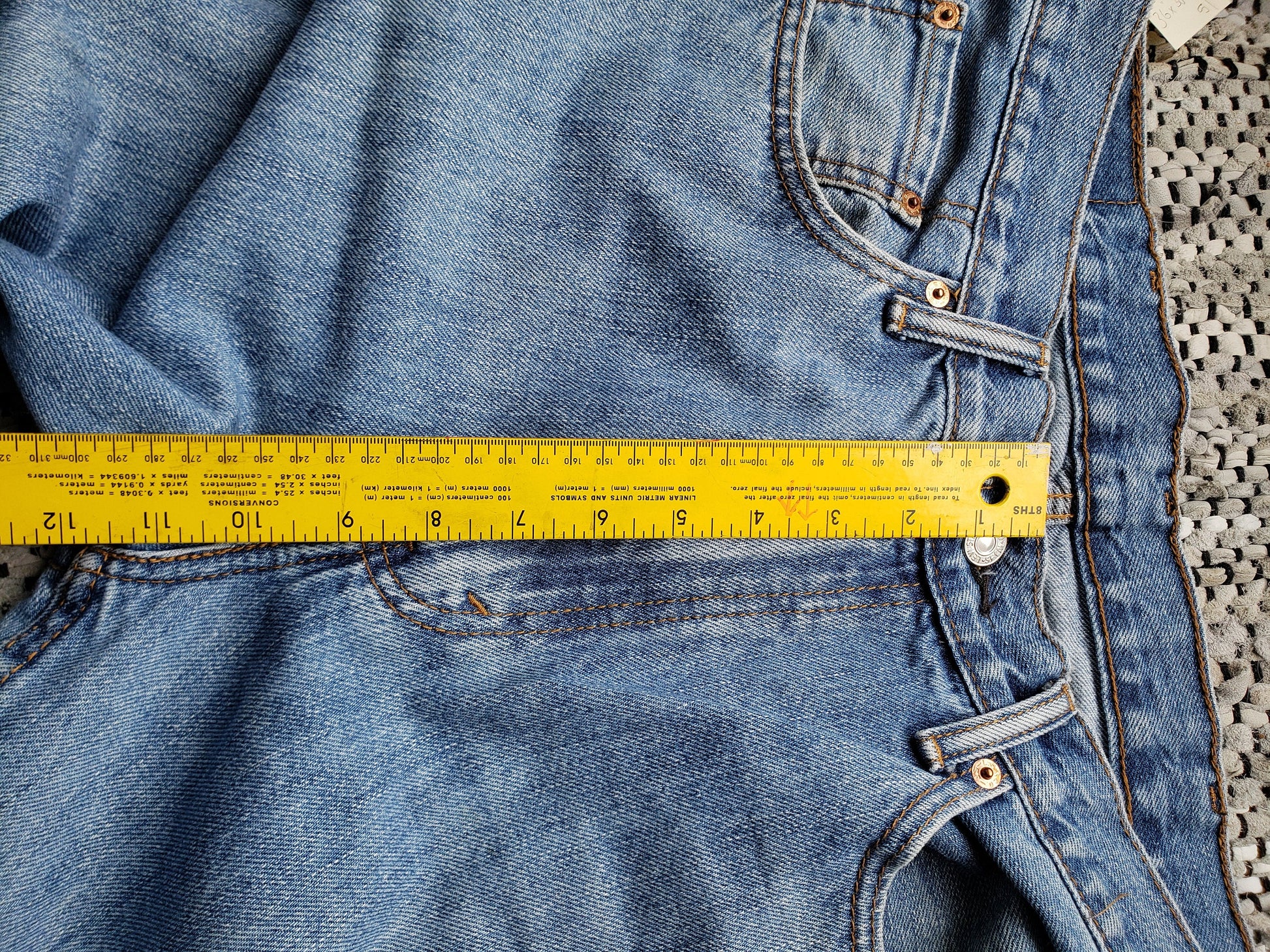 Kingspier Vintage - Classic Levi's 516, 33"x34" MEASURES (35" X 35.5"), Excellent condition, Made in Bangladesh, Excellent condition, Gently broken in.