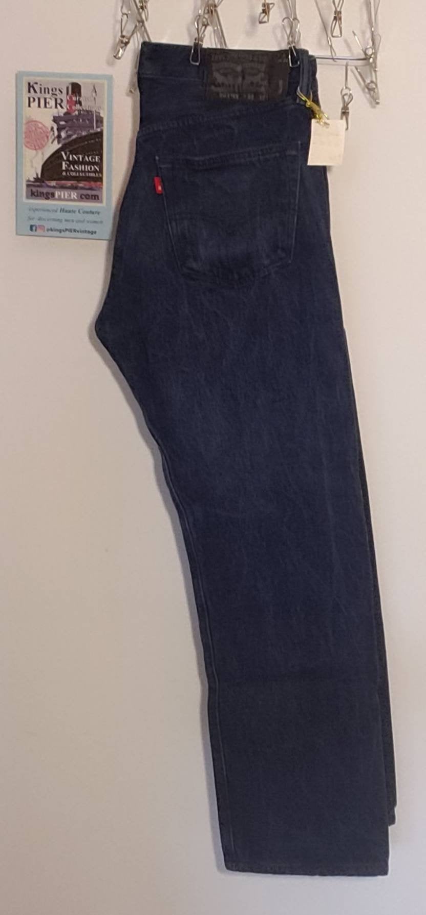 Kingspier Vintage - Classic vintage Levi's 501 button fly.
Made in Mexico. 32"x32"
Altered hem 29 1/2"
Excellent condition
Gently broken in