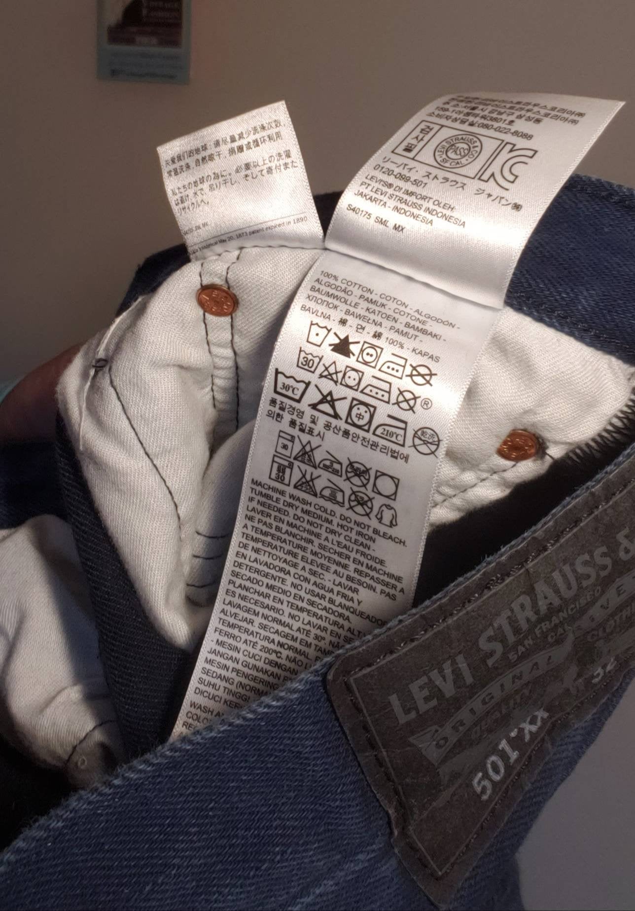 Kingspier Vintage - Classic vintage Levi's 501 button fly.
Made in Mexico. 32"x32"
Altered hem 29 1/2"
Excellent condition
Gently broken in