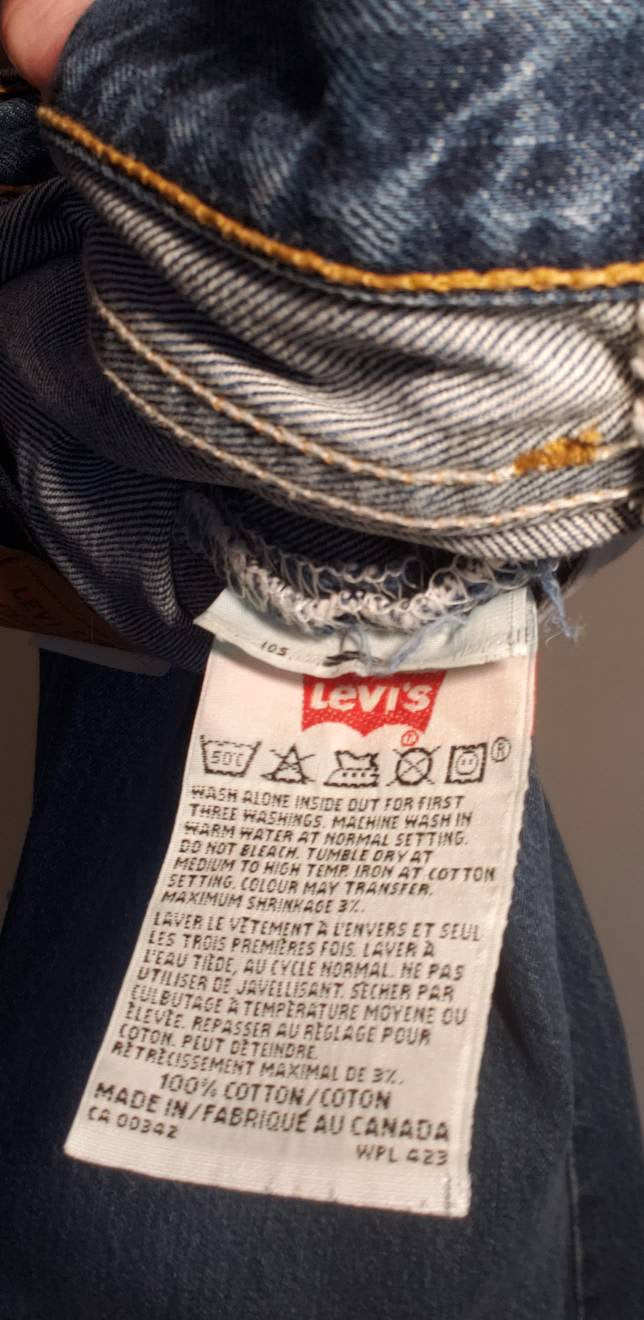 Kingspier Vintage - Classic vintage Levi's 501 button fly.
32"x30"
Measures 32"×29 1/2"
Excellent condition
Gently broken in.
Made in Canada.