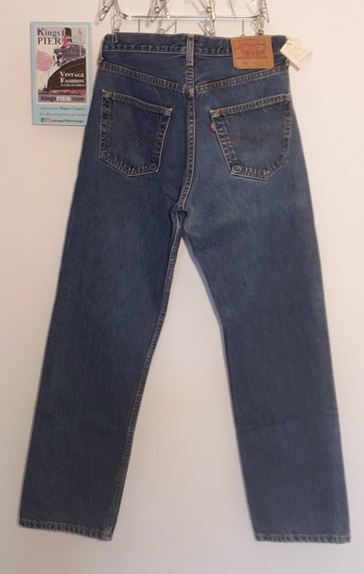Kingspier Vintage - Classic vintage Levi's 501 button fly.
32"x30"
Measures 32"×29 1/2"
Excellent condition
Gently broken in.
Made in Canada.