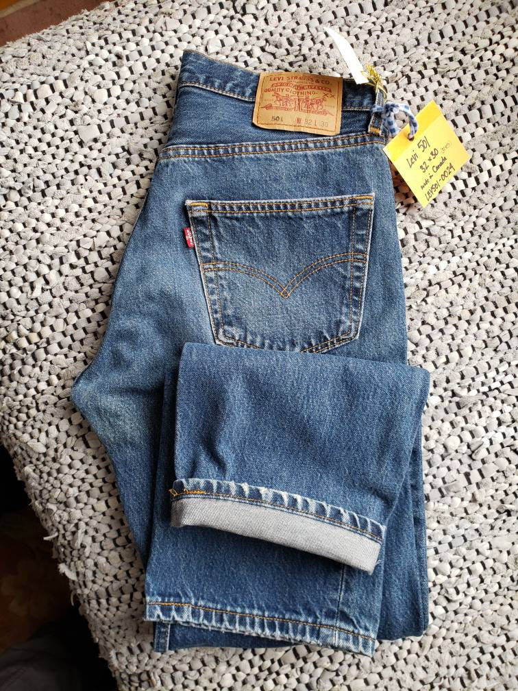 Kingspier Vintage - Classic vintage Levi's 501 button fly.
32"x30"
Measures 32"×29 1/2"
Excellent condition
Gently broken in.
Made in Canada.