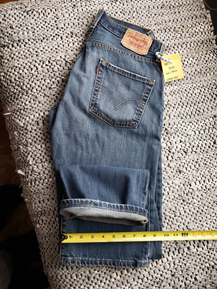 Kingspier Vintage - Classic vintage Levi's 501 button fly.
 32"x30" 
Measures 33" x 30"
Excellent condition
Gently broken in.
Made in Mexico.