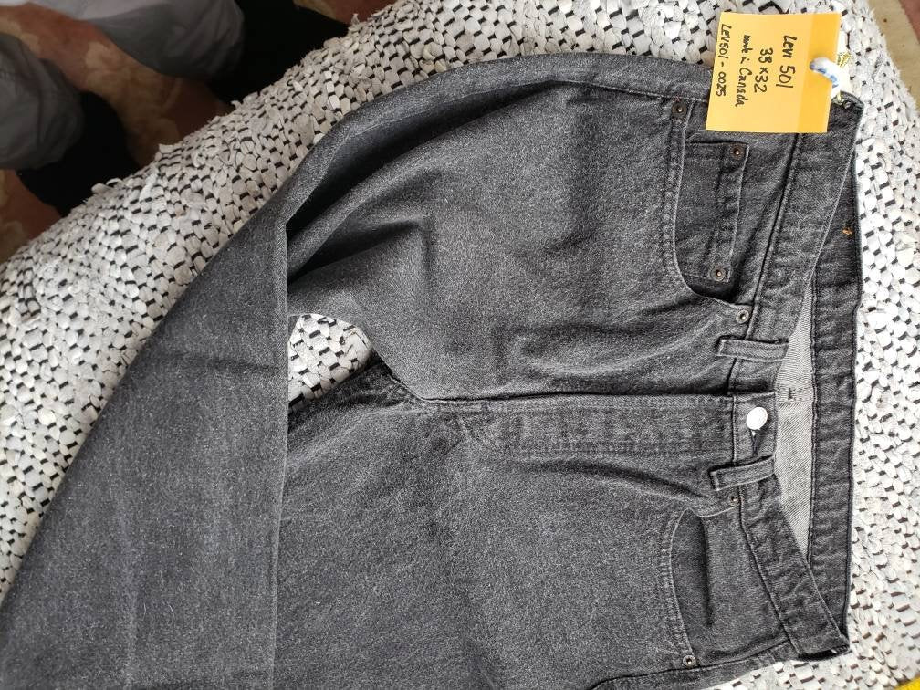 Kingspier Vintage - Classic vintage Levi's 501 button fly.
33"x32"
Excellent condition
Gently broken in.
Black rinse denim.
Made in Canada.