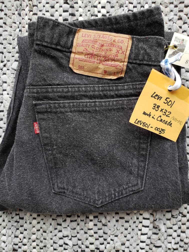 Kingspier Vintage - Classic vintage Levi's 501 button fly.
33"x32"
Excellent condition
Gently broken in.
Black rinse denim.
Made in Canada.