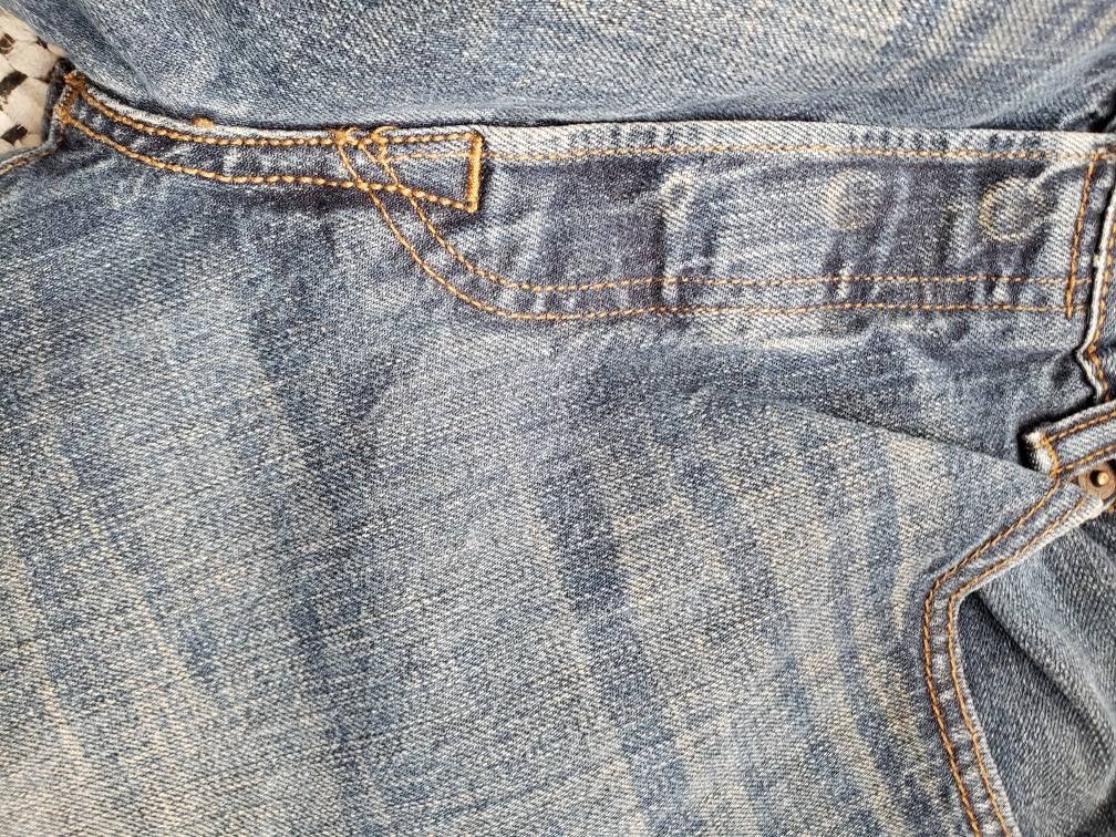 Kingspier Vintage - Classic Levi's 501 button fly.
Made in Mexico. 34"x34" 
Very good condition
Slight styled distress fade as pictured.
Gently broken in