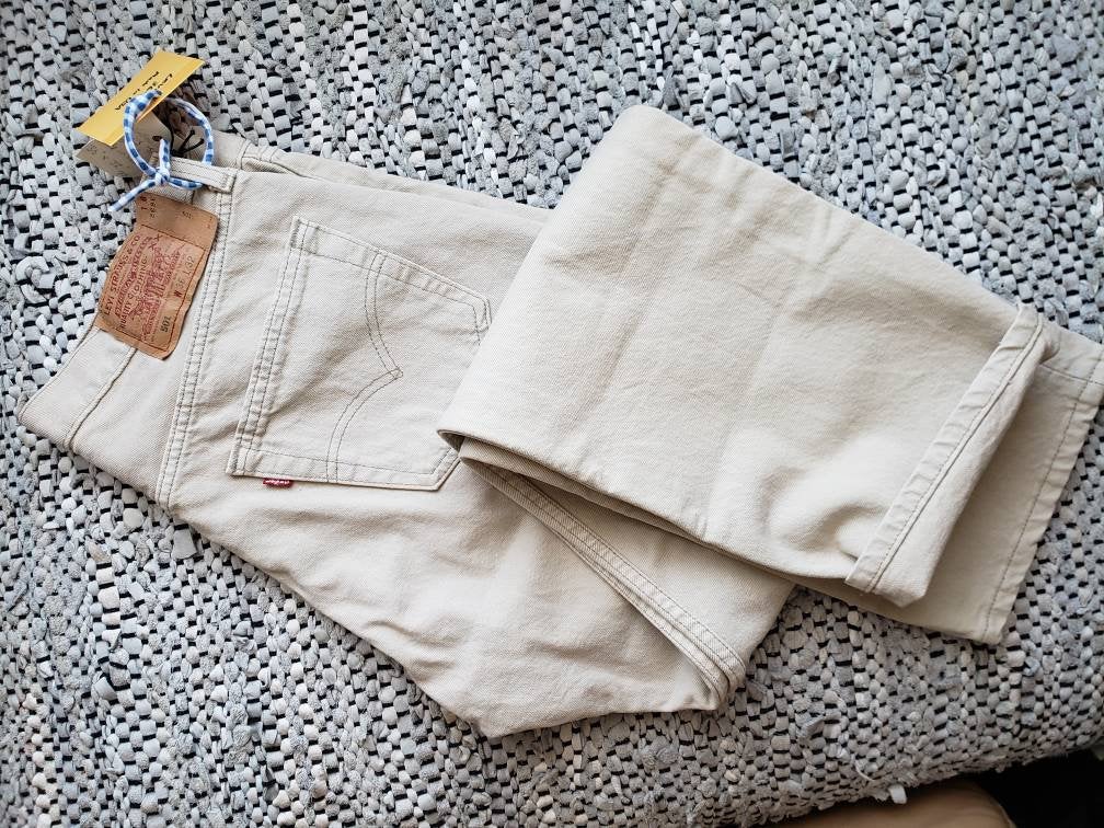 Kingspier Vintage - Classic vintage white Levi's 501 button fly.
Made in USA
36"x32"
Excellent condition
NWOT