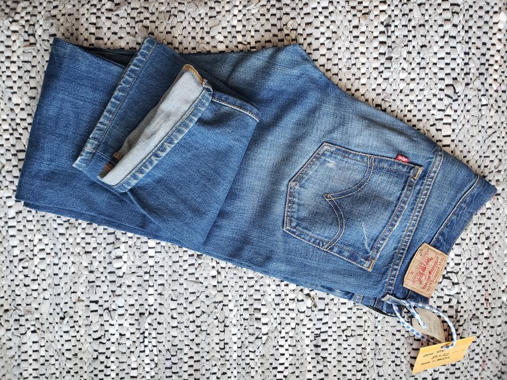 Kingspier Vintage - Classic Levi's 501 button fly.
35"x32"
Made in Mexico
Very good condition
Gently broken in with several distress points pictured.