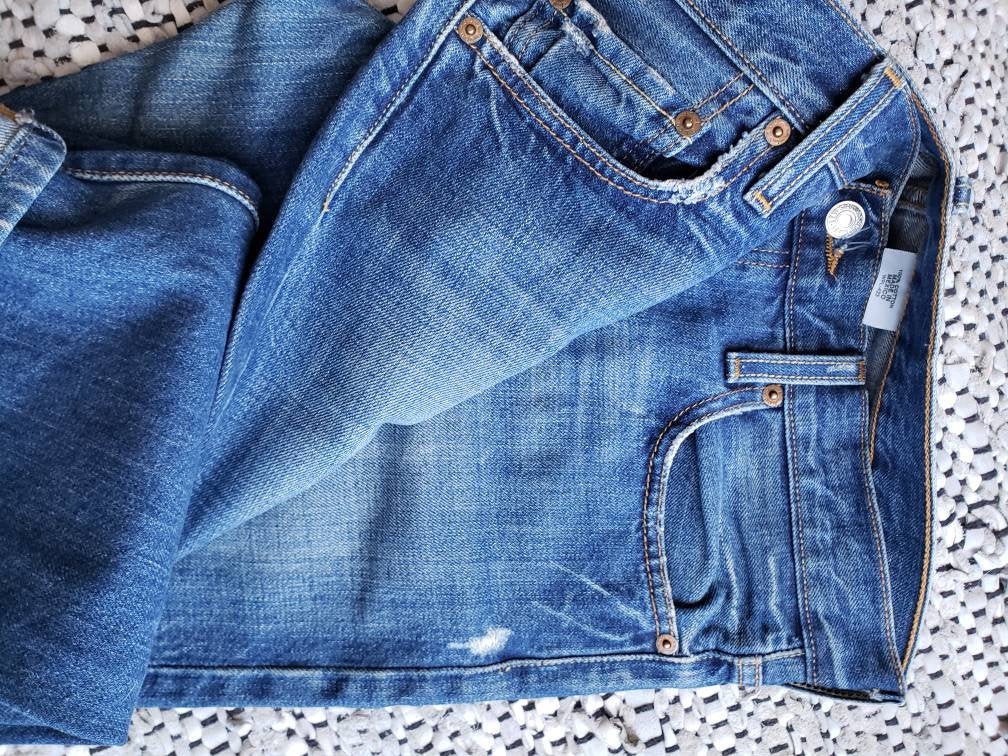 Kingspier Vintage - Classic Levi's 501 button fly.
35"x32"
Made in Mexico
Very good condition
Gently broken in with several distress points pictured.