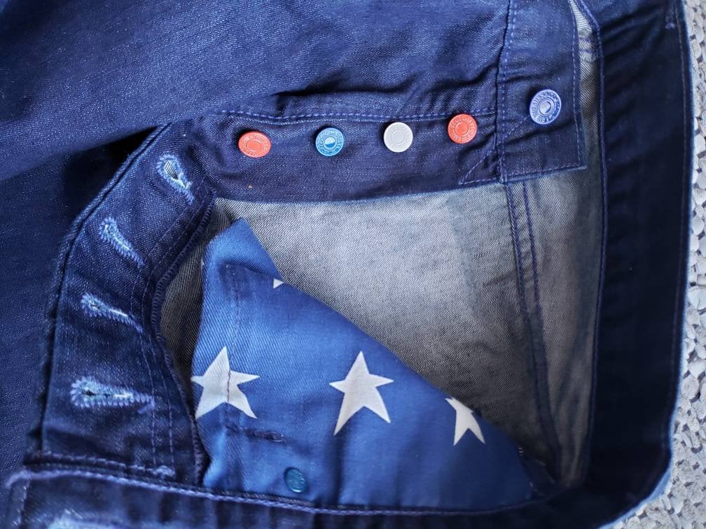 Kingspier Vintage - Special edition classic vintage Levi's 501 button fly w/American flag buttons and pockets.
Leather patch
33"x32"
Made in Turkey.
Deep blue rinse light weight denim.
Excellent condition
As new.