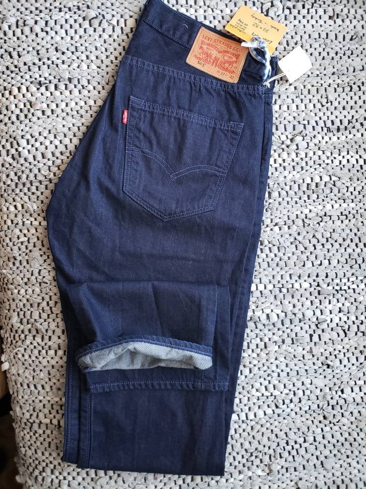 Kingspier Vintage - Special edition classic vintage Levi's 501 button fly w/American flag buttons and pockets.
Leather patch
33"x32"
Made in Turkey.
Deep blue rinse light weight denim.
Excellent condition
As new.