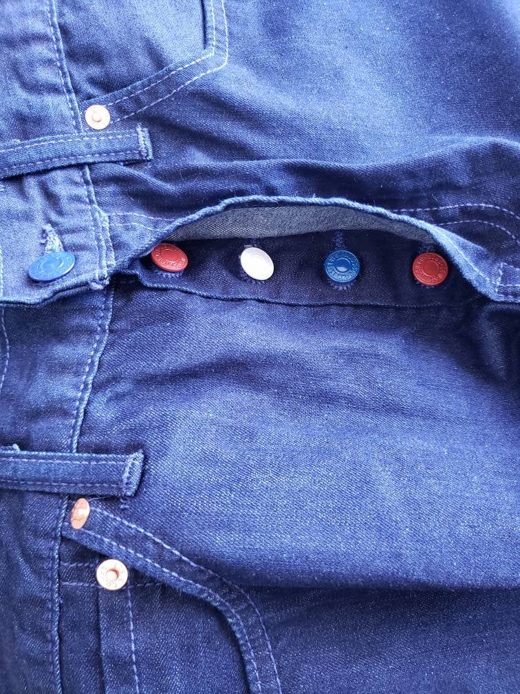 Kingspier Vintage - Special edition classic vintage Levi's 501 button fly w/American flag buttons and pockets.
Leather patch
33"x32"
Made in Turkey.
Deep blue rinse light weight denim.
Excellent condition
As new.