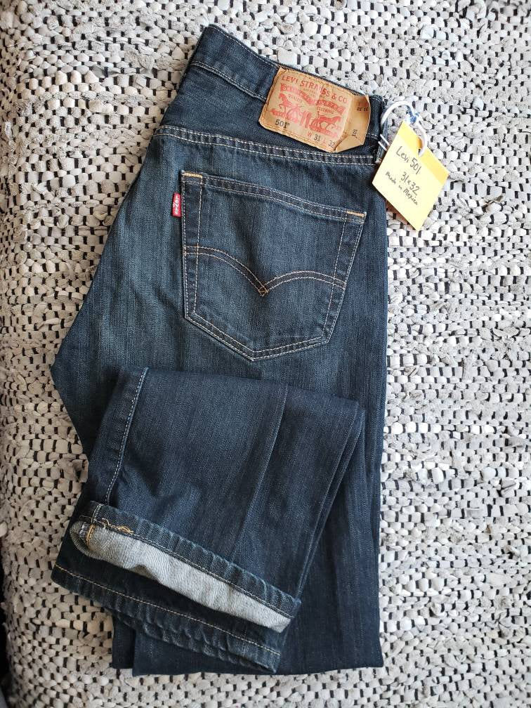 Kingspier Vintage - Classic Levi's 501 button fly, 31"x32", Excellent condition. 
Manufactured fading on front as pictured, Made in Mexico, Gently broken in.