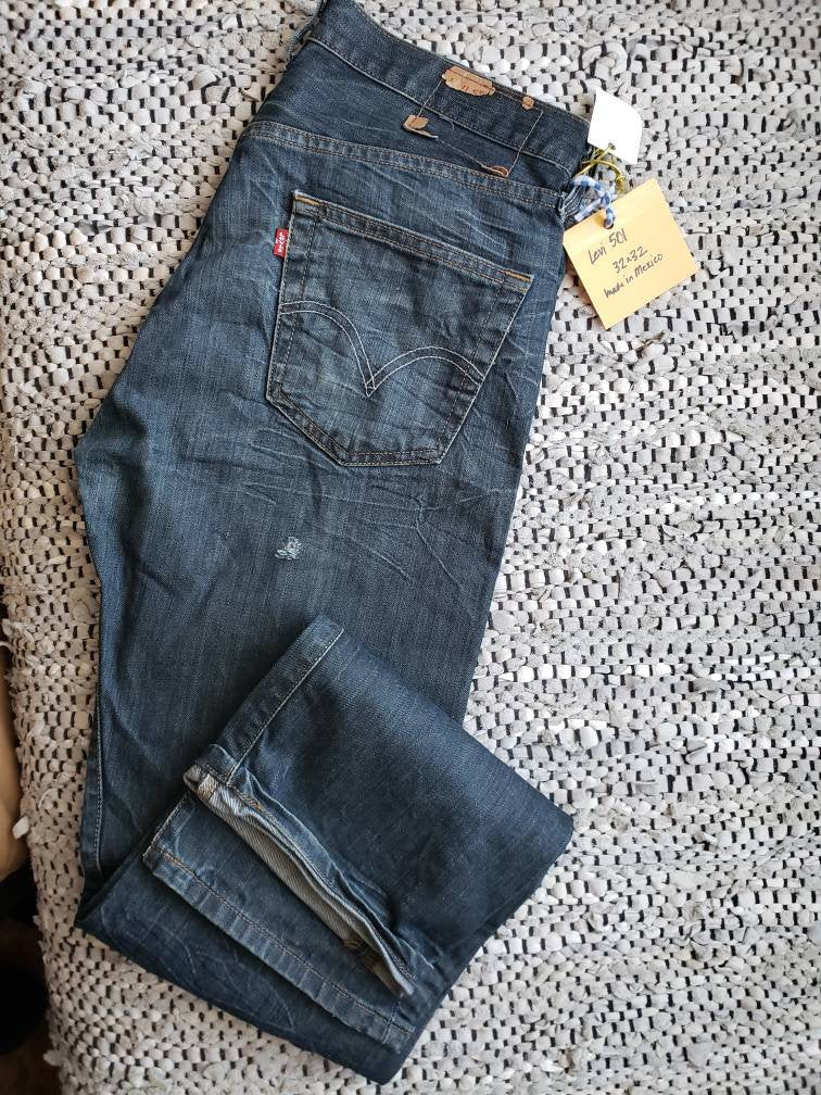 Kingspier Vintage - Classic Levi's 501 button fly., 32"x32" , Excellent condition, Manufactured fading and creases as pictured., One hole on rear right leg as pictured,, Light weight denim, Made in Mexico, Gently broken in.