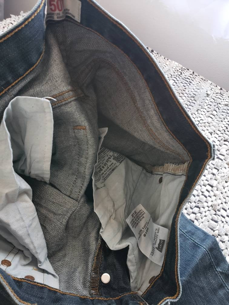 Kingspier Vintage - Classic Levi's 501 button fly., 32"x32" , Excellent condition, Manufactured fading and creases as pictured., One hole on rear right leg as pictured,, Light weight denim, Made in Mexico, Gently broken in.