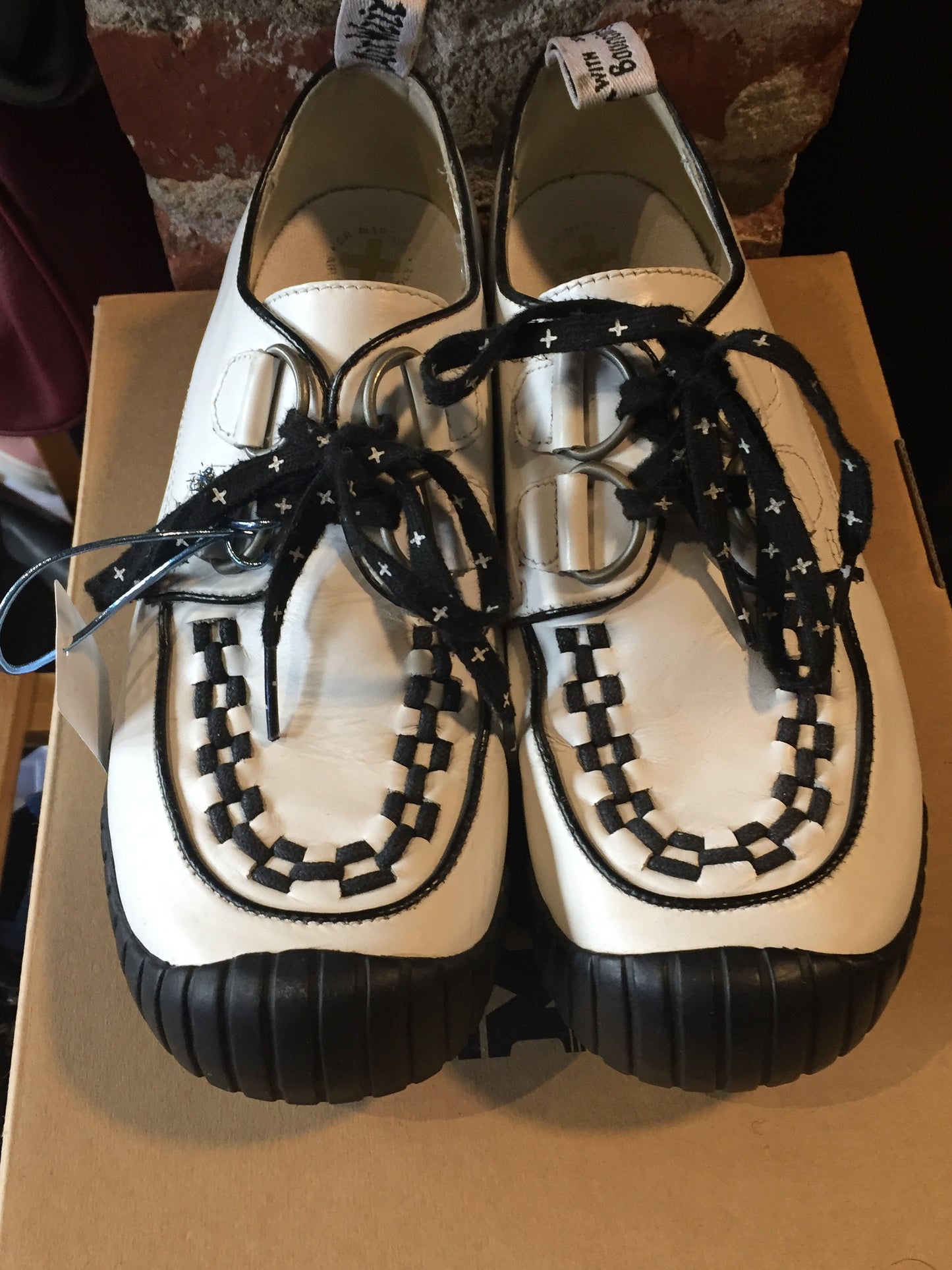 Kingspier Vintage - "Smooth Casual" Doc Martens in a pseudo creeper style with sugar skull interior.
White with black accents.
Excellent condition.
Size US W 6