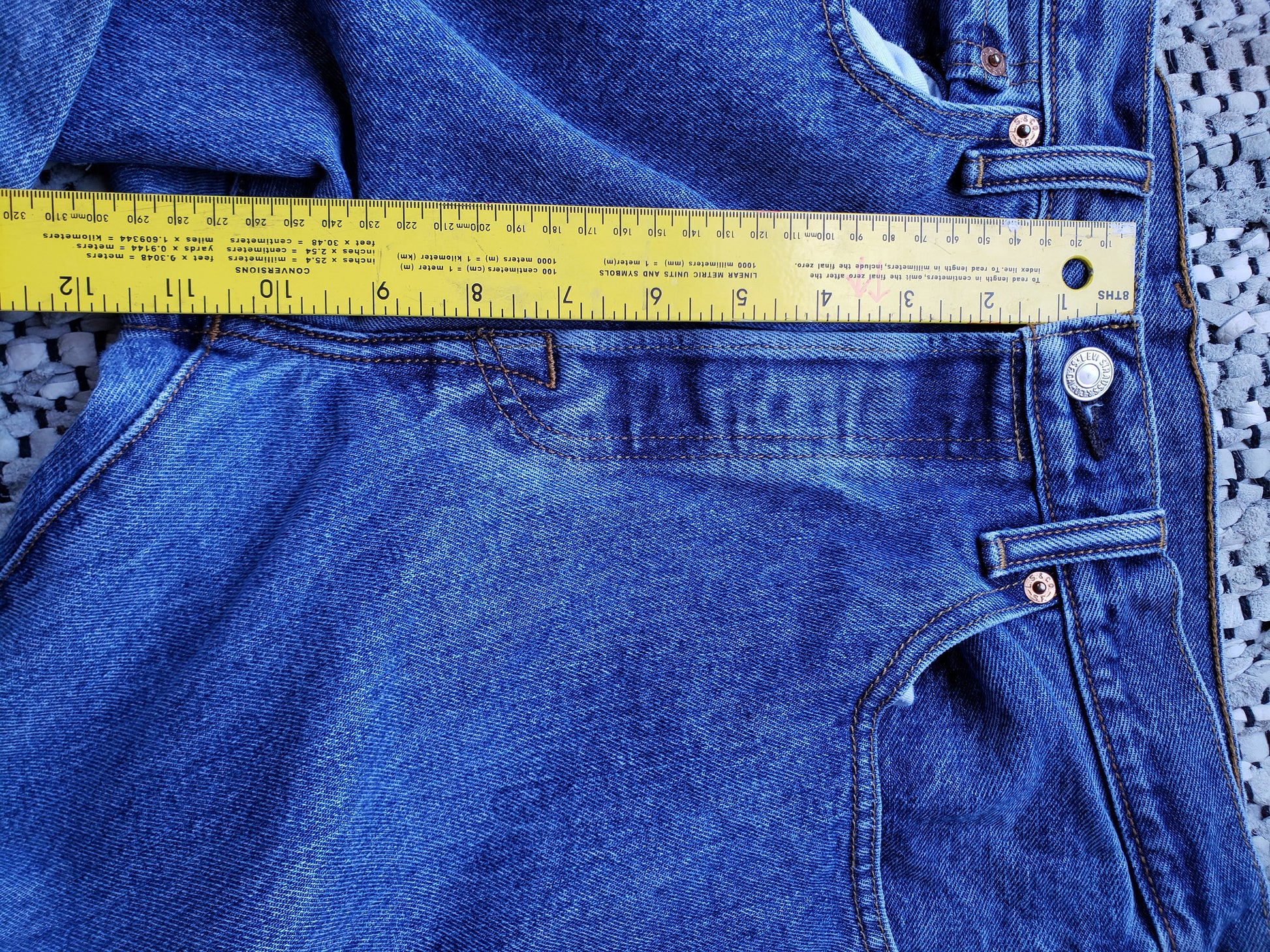 Kingspier Vintage - Classic vintage Levi's 501 button fly, Made in USA, Excellent condition, Gently broken in