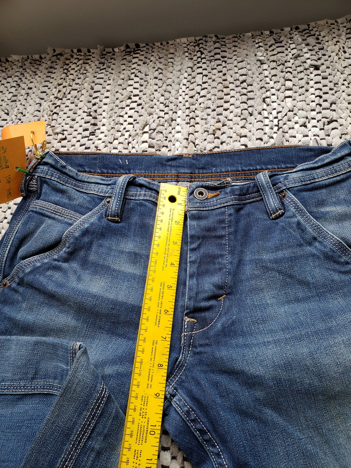 Kingspier Vintage - Levi's 511 straight leg painter pant style with button fly.
34"x34" (measures 32"x31")
Gently broken in. Stylized fading.
Excellent condition.
Made in Cambodia