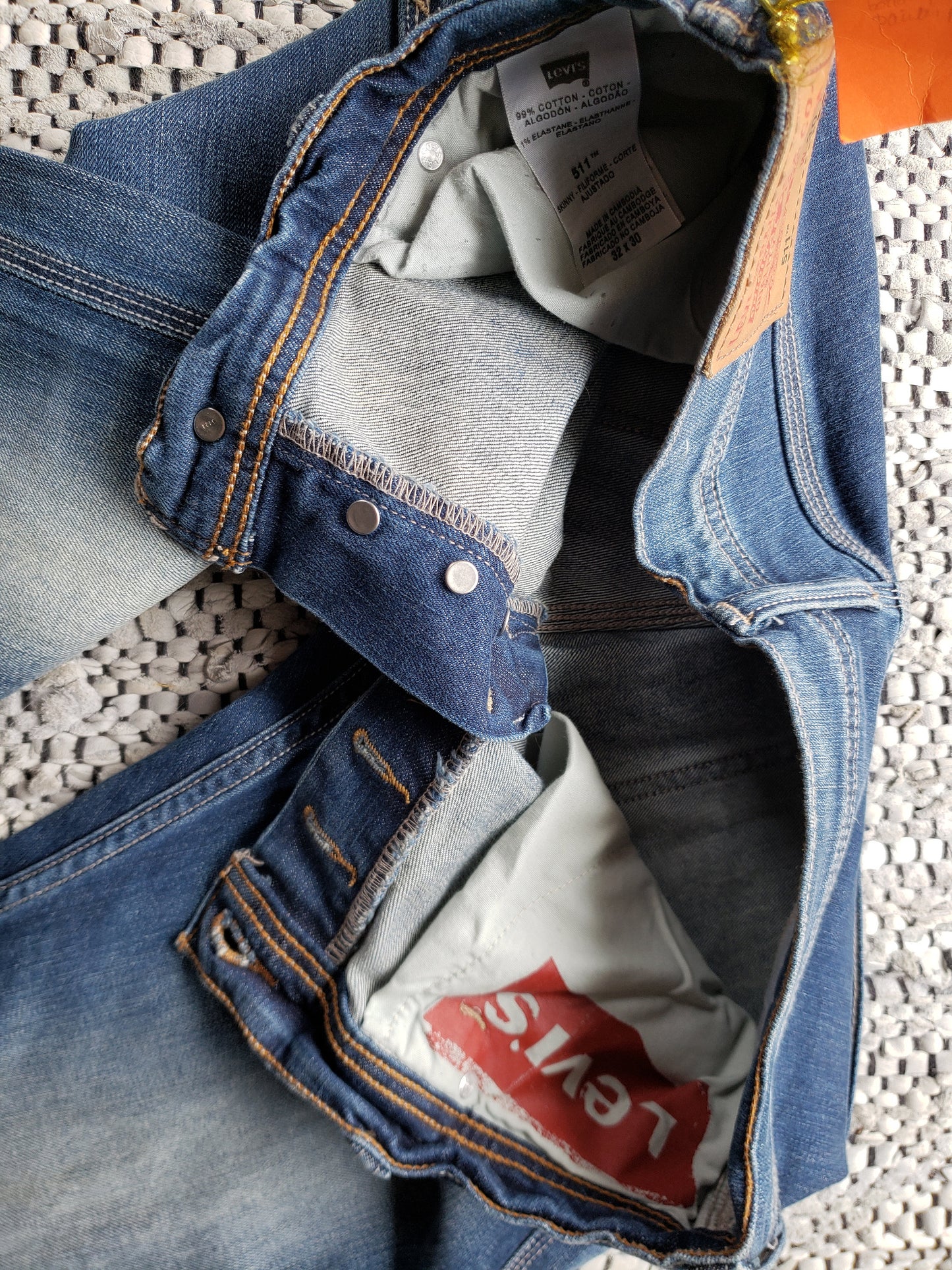 Kingspier Vintage - Levi's 511 straight leg painter pant style with button fly.
34"x34" (measures 32"x31")
Gently broken in. Stylized fading.
Excellent condition.
Made in Cambodia