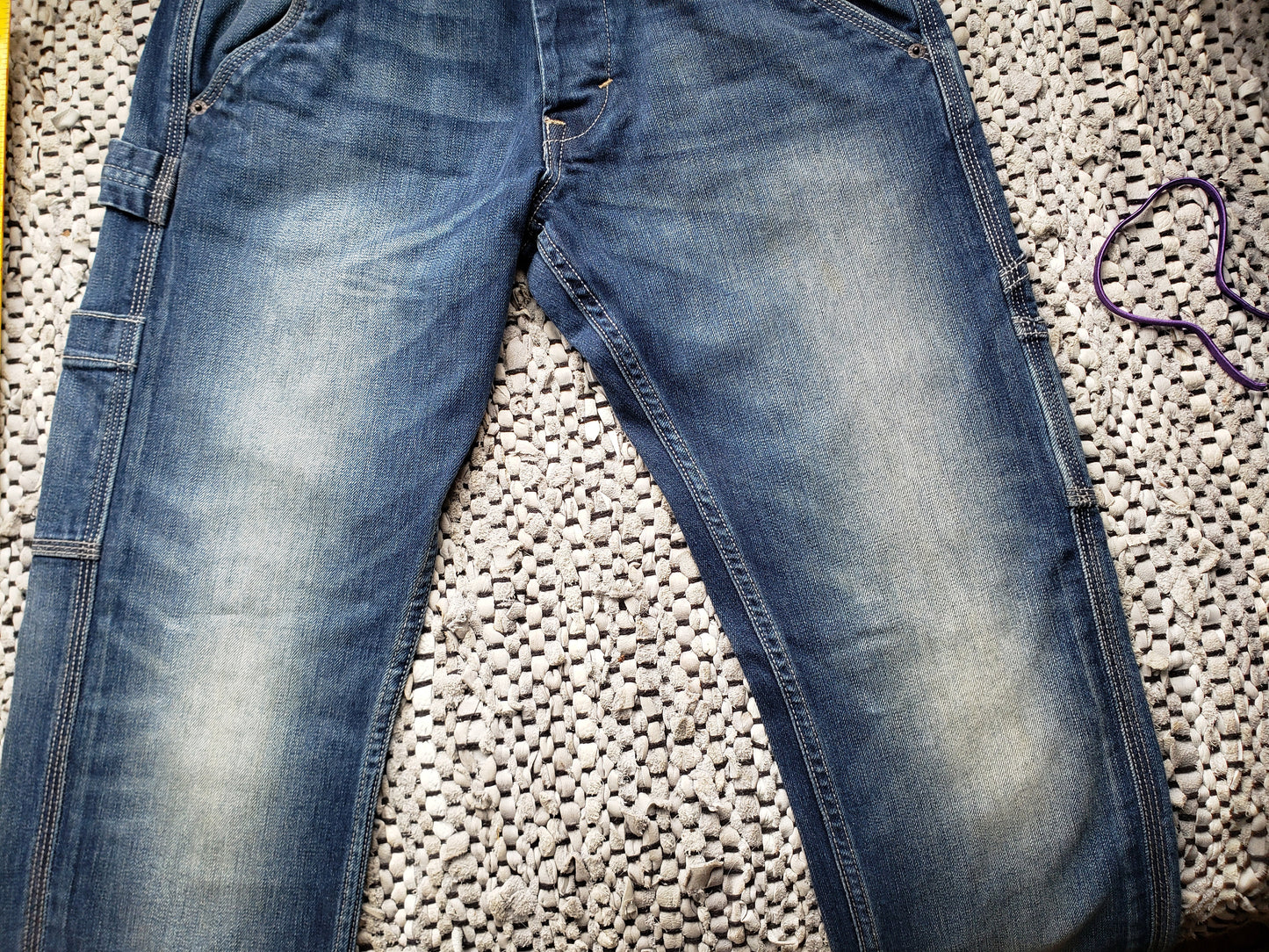 Kingspier Vintage - Levi's 511 straight leg painter pant style with button fly.
34"x34" (measures 32"x31")
Gently broken in. Stylized fading.
Excellent condition.
Made in Cambodia