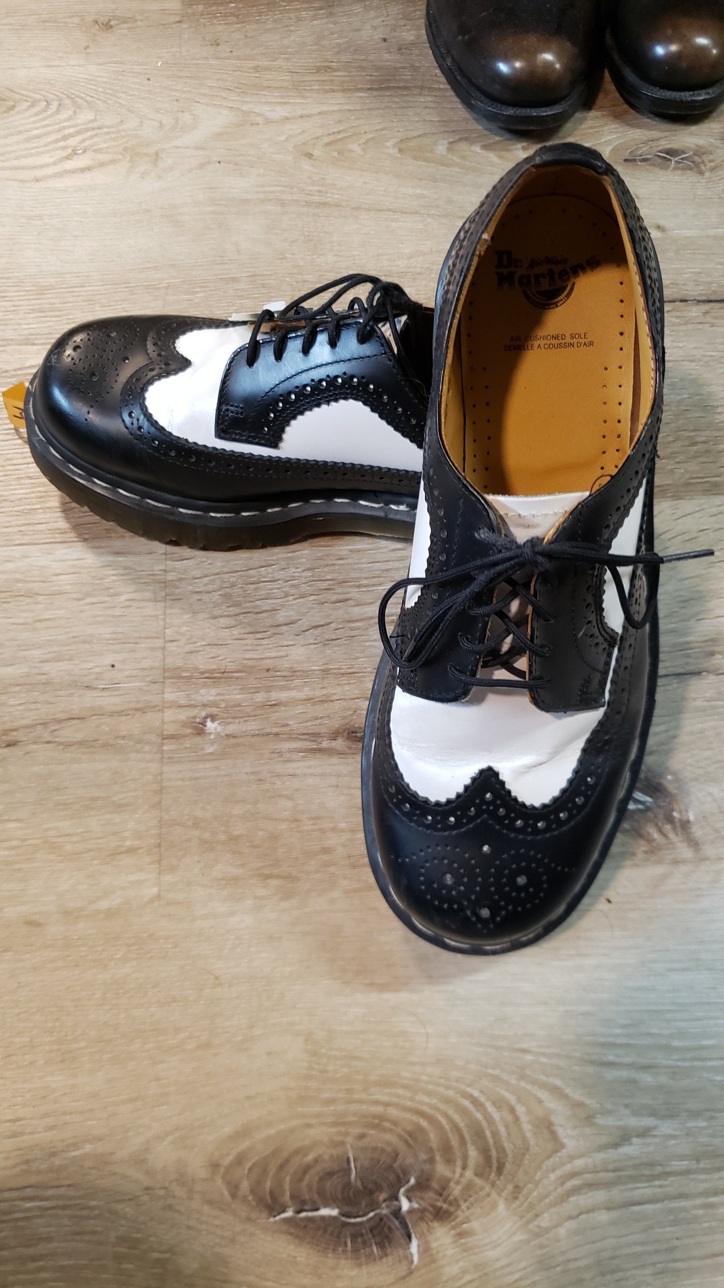 Kingspier Vintage - Ultra sexy Doc Martens (style: 3989) brogue saddle shoes.
Black on white, almost pristine condition.
Size UK 42, US M 9