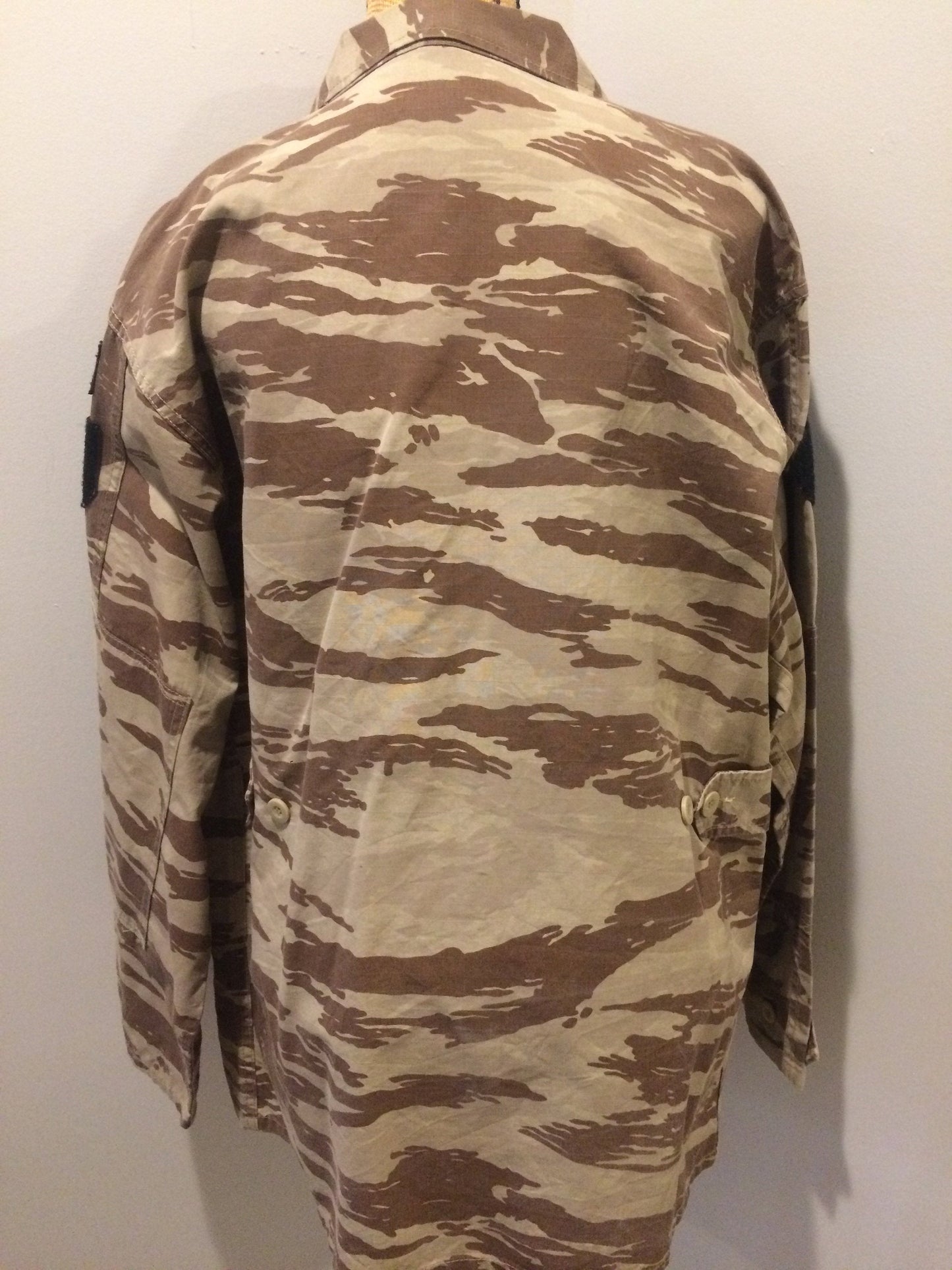 Kingspier Vintage - This desert camouflage light military jacket is in great condition. Made of cotton with 4 large cargo pockets, velcro rank patches, and "Houston" embroidered name patch. Size L.