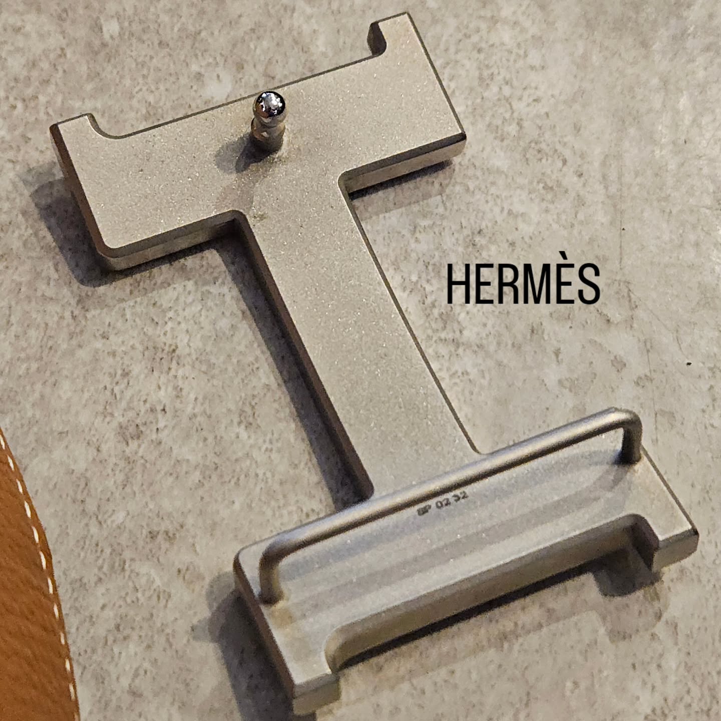 HERMÈS brushed silver tone belt buckle and reversible HERMÈS leather belt