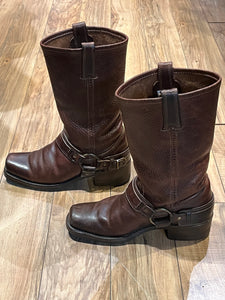 Vintage Frye brown harness boots with chisel toe, full grain leather upper and synthetic sole.  Made in USA Size 7.5 US Women