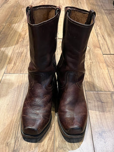 Vintage Frye brown boots with chisel toe, full grain leather upper and synthetic sole.  Made in USA Size 9 US Mens