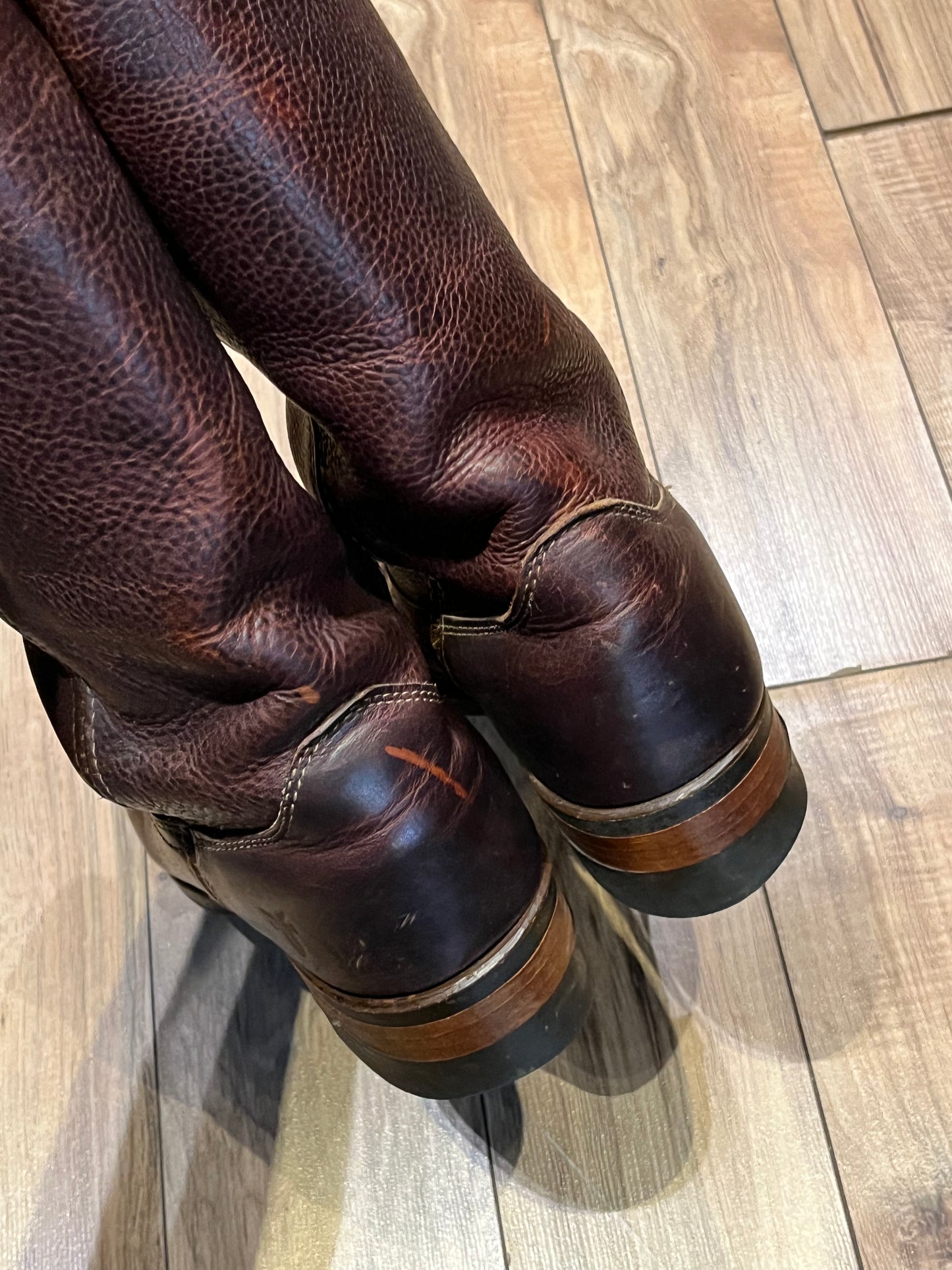 Vintage Frye brown boots with chisel toe, full grain leather upper and synthetic sole.  Made in USA Size 9 US Mens