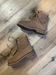 Deadstock Boulet military issue leather desert combat boot with steel toe and mesh lining for hot weather. Sand colour. Made in Canada.

Size 9 US mens

The uppers and soles are in excellent condition. NWOT.