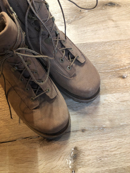 Deadstock Boulet military issue leather desert combat boot with steel toe and mesh lining for hot weather. Sand colour. Made in Canada.

Size 9 US mens

The uppers and soles are in excellent condition. NWOT.