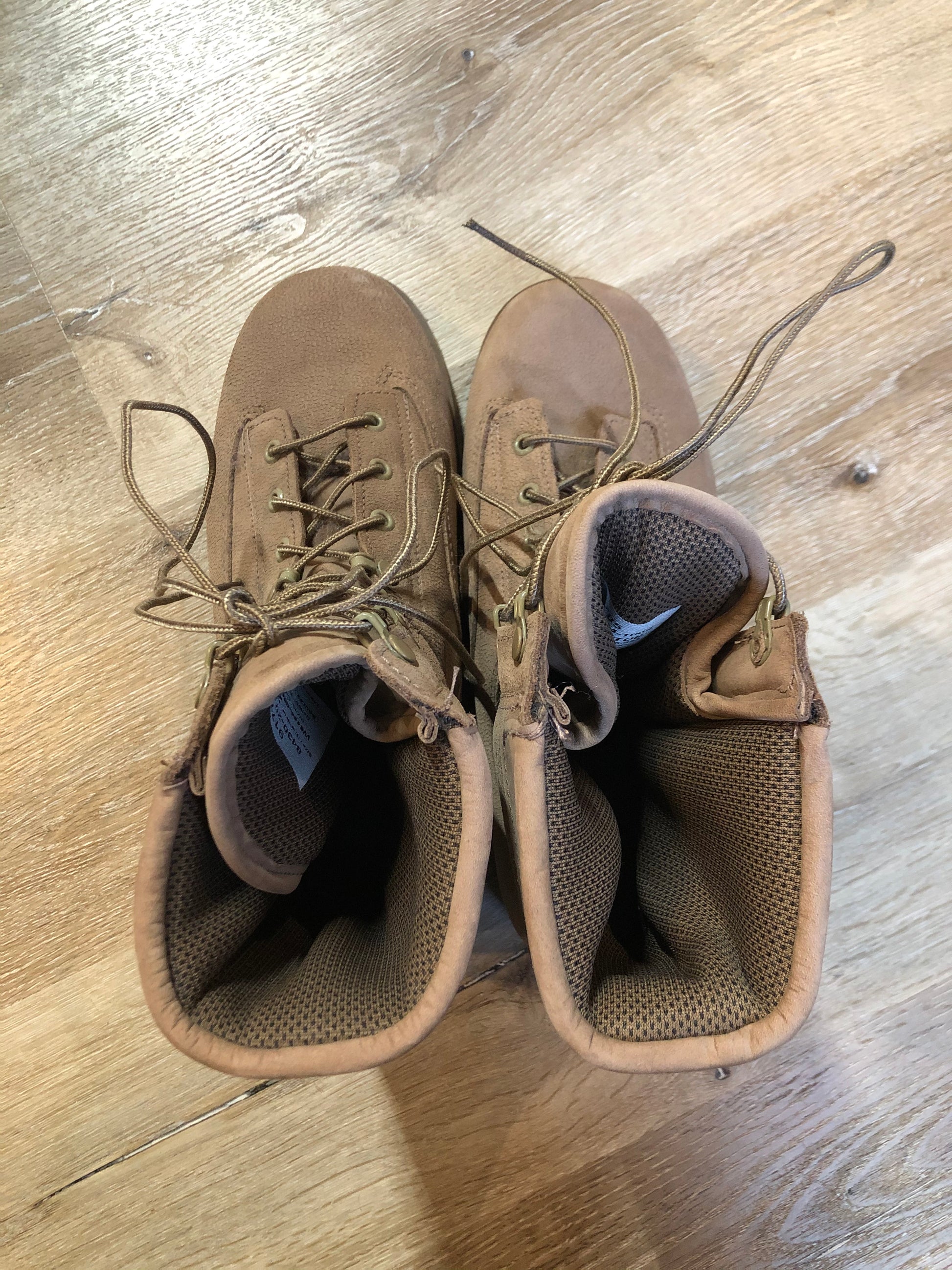 Deadstock Boulet military issue leather desert combat boot with steel toe and mesh lining for hot weather. Sand colour. Made in Canada.

Size 9 US mens

The uppers and soles are in excellent condition. NWOT.