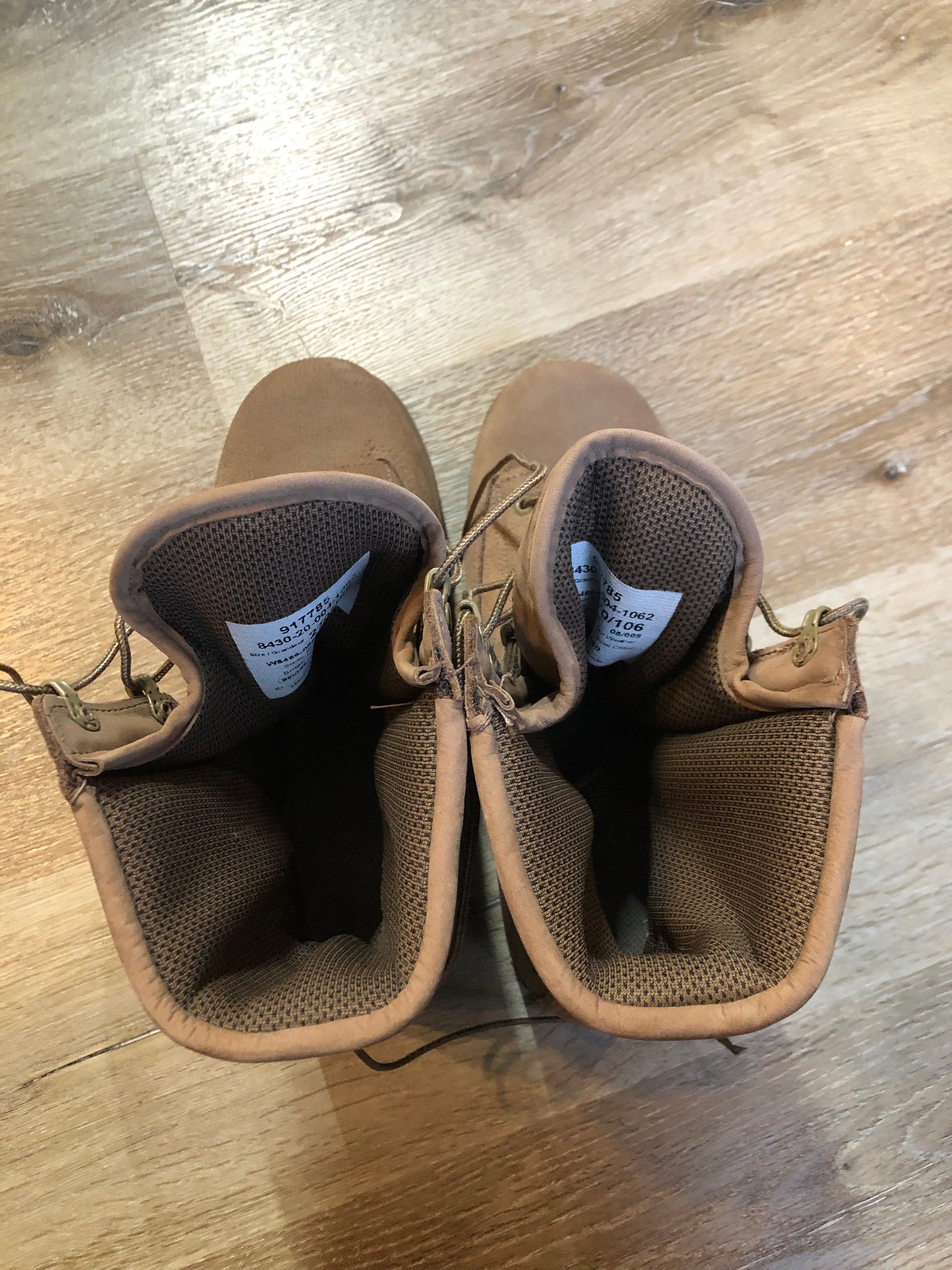 Deadstock Boulet military issue leather desert combat boot with steel toe and mesh lining for hot weather. Sand colour. Made in Canada.

Size 9 US mens

The uppers and soles are in excellent condition. NWOT.